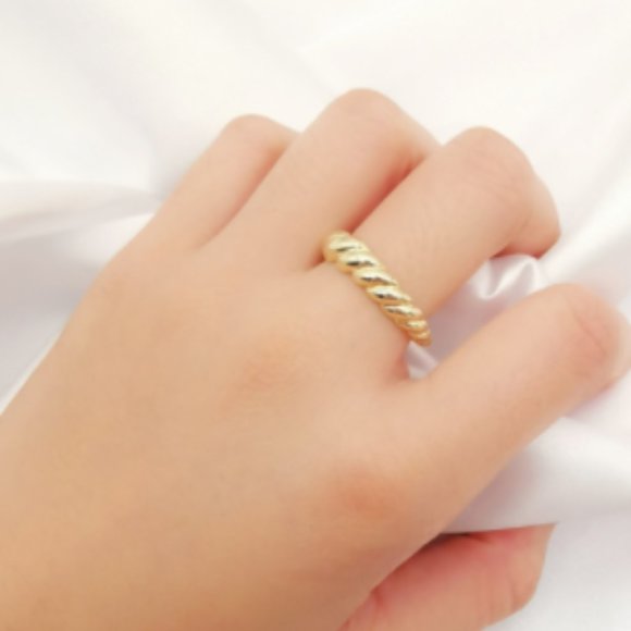 9K Solid Gold Croissant Ring - NEW/NEVER WORN - Picture 4 of 5